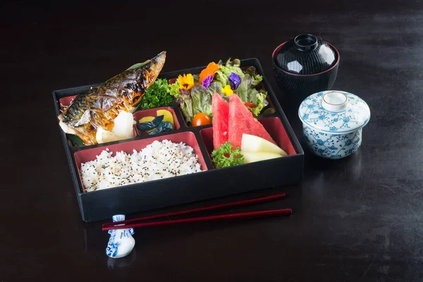 Cocina japonesa. conjunto de caja de almuerzo en el fondo — Foto de Stock