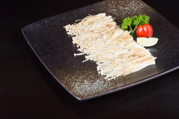 Bucătărie japoneză. ciuperci grill pe fundal — Fotografie, imagine de stoc