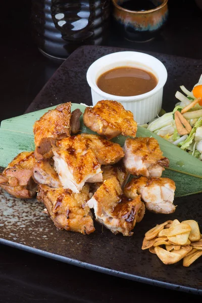 Japanse keuken. Gegrilde kip op de achtergrond — Stockfoto