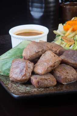 Japon mutfağı. sığır eti küp arka planda