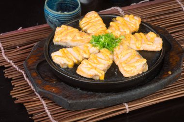 Japon mutfağı. sıcak tabak balık arka planda