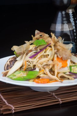 Japon mutfağı. kızartılmış mix sebze arka planda