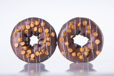 Beyaz arka planda çikolatalı çörekler.