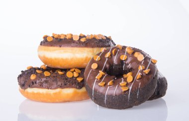 Beyaz arka planda çikolatalı çörekler.