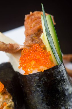 Japon mutfağı. Arka planda suşi var.