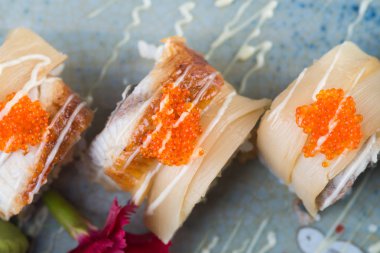 Japon mutfağı. Arka planda suşi var.