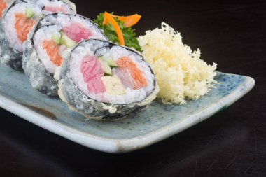 Japon mutfağı. Arka planda suşi var.