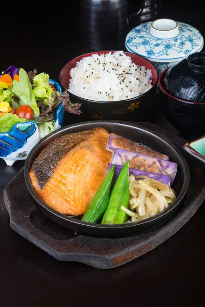 Japonská kuchyně. Topná deska ryby na pozadí — Stock fotografie