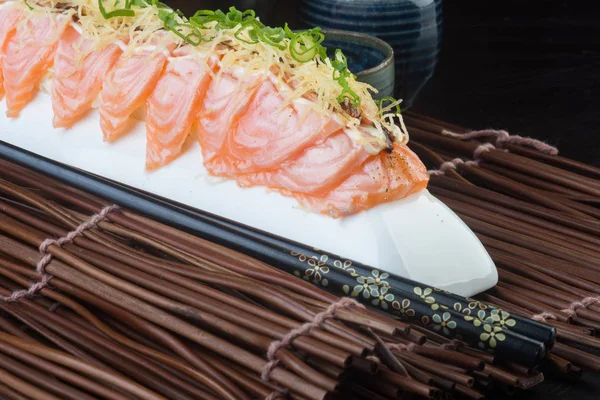 Japansk mat. sashimi på bakgrunden — Stockfoto