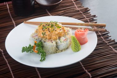 Japon mutfağı. Arka planda suşi var.