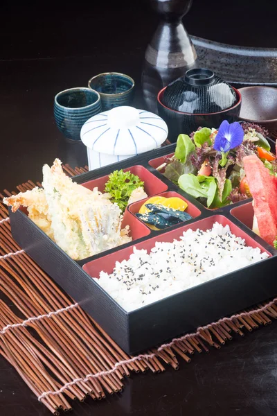 Cocina japonesa. conjunto de caja de almuerzo en el fondo — Foto de Stock