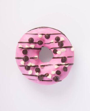 Beyaz arka planda çikolatalı çörekler.