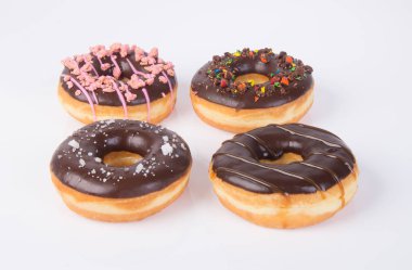 Beyaz arka planda çikolatalı çörekler.