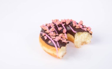 Beyaz arka planda çikolatalı çörekler.