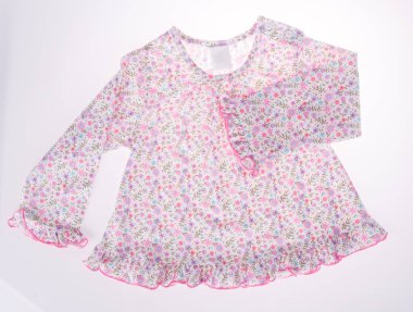 gömlek. arka planda bebek giysileri