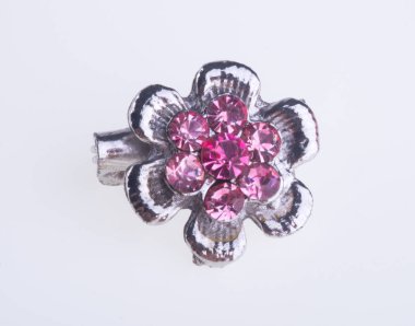 broş. arka planda broş