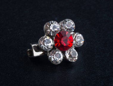 broş. arka planda broş