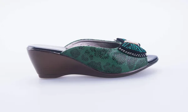 Chaussures ou chaussures de dame de couleur verte sur un fond . — Photo