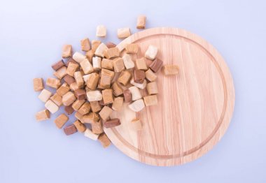 şekerler. karamel şekerler. karamelli şeker bir arka plan üzerinde. enesen