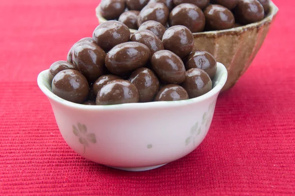 Chocolade ballen. chocolade ballen in kom op een achtergrond — Stockfoto