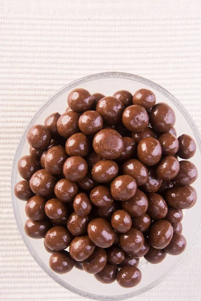 Chokladbollar. chokladbollar i skål på en bakgrund — Stockfoto