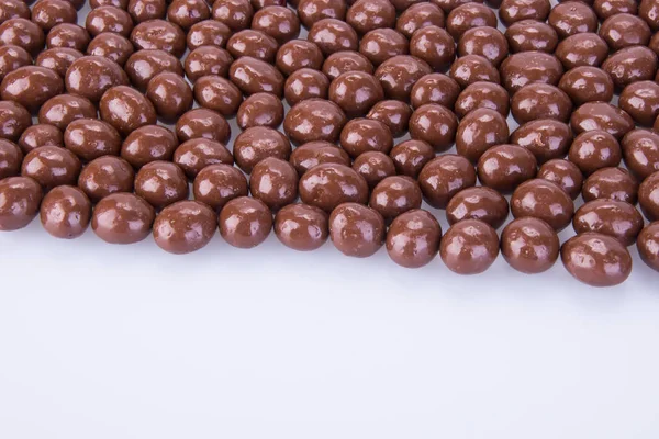 Çikolata topları. bir arka plan üzerinde çikolata topları — Stok fotoğraf