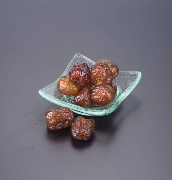 Fruits conservés. sucre chinois daté conserves de fruits sur le bac — Photo