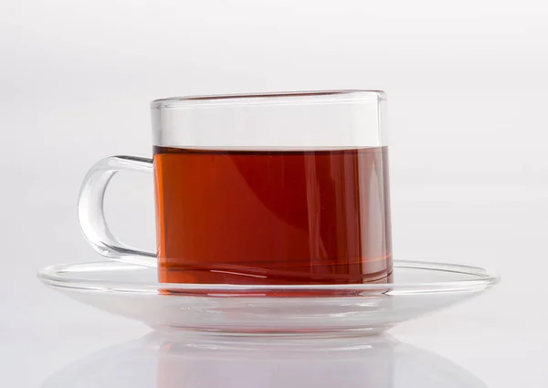 Thé dans une tasse en verre sur un fond. Thé dans une tasse en verre sur un backgrou — Photo