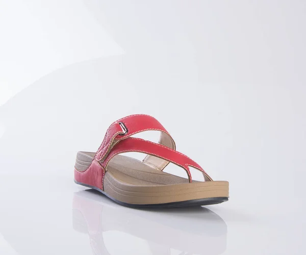 Sko. kvinna sandal på en bakgrund — Stockfoto