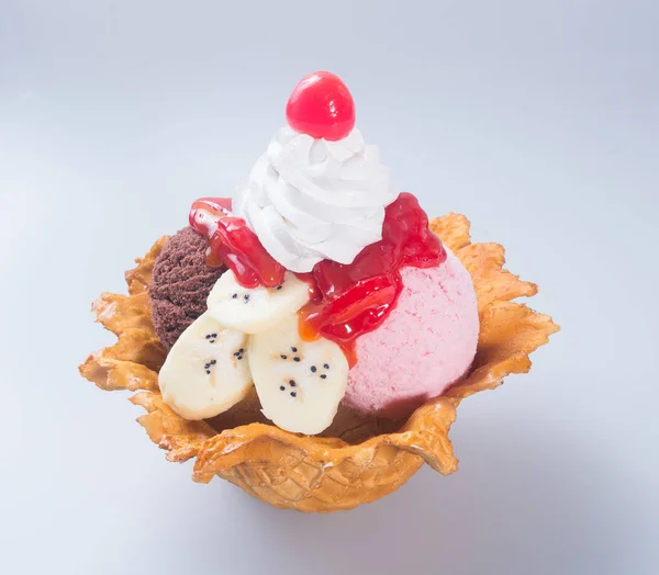 Eis oder Eiskugel mit Waffel im Hintergrund. — Stockfoto