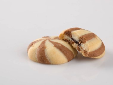 Beyaz arka plan üzerinde çikolata tanımlama bilgilerini veya ezmesi kurabiye.