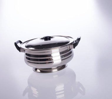 saklama kapları ya da paslanmaz çelik gıda kapları bir backgrou üzerinde