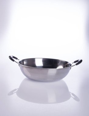 arka plan üzerinde tava ya da paslanmaz çelik tava.