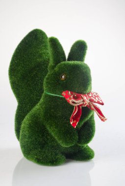 Sincap ya da zemin üzerine yeşil Noel sincap.