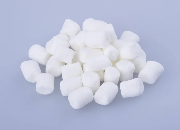 Marshmallows of marshmallows geïsoleerd op achtergrond. — Stockfoto