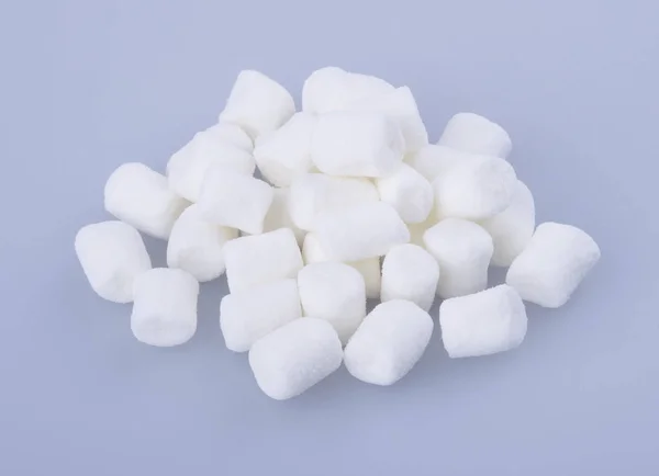 Marshmallows vagy mályvacukrot elszigetelt háttér. — Stock Fotó