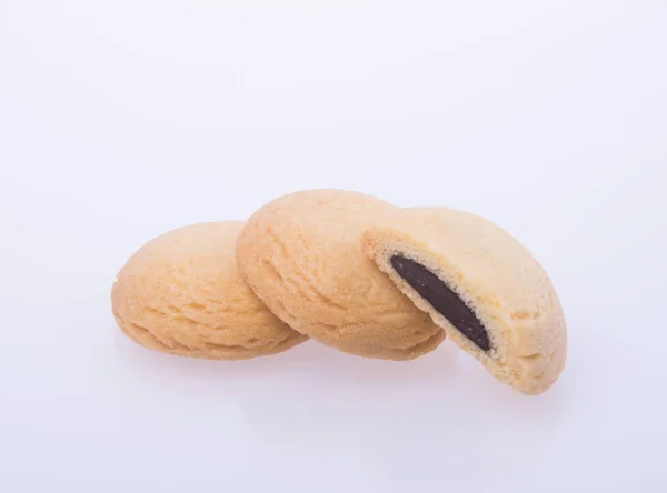 Galletas o galletas de mantequilla chocolate blanco sobre fondo . —  Fotos de Stock