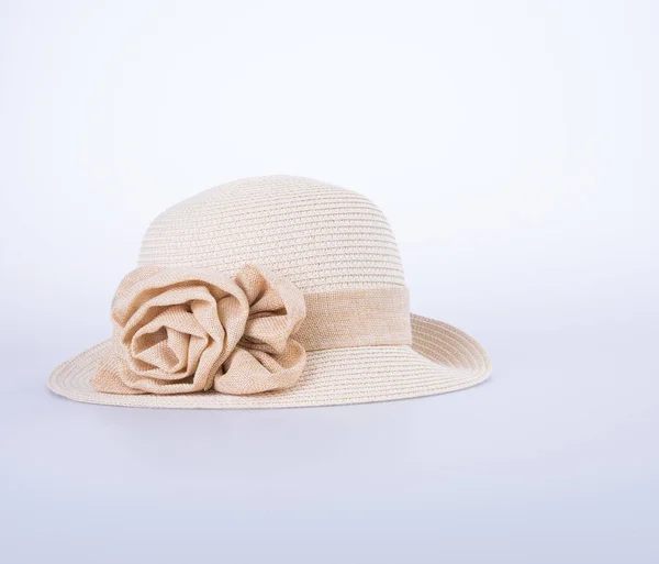 Шляпа для дамы или красивая соломенная шляпа с цветочком . — стоковое фото