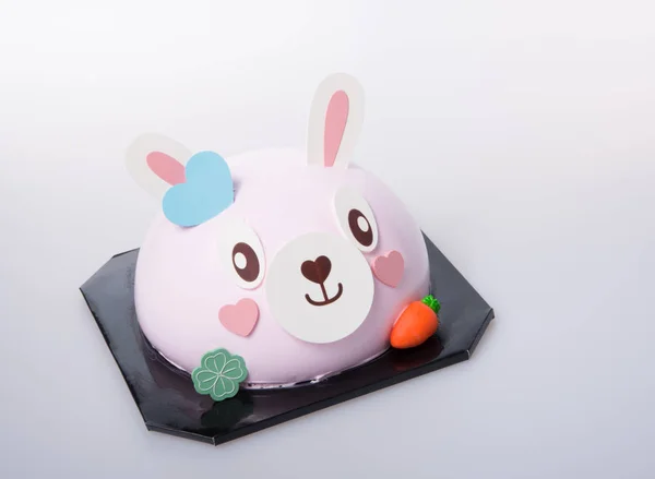 Pastel o pastel de conejo de Pascua sobre un fondo . — Foto de Stock
