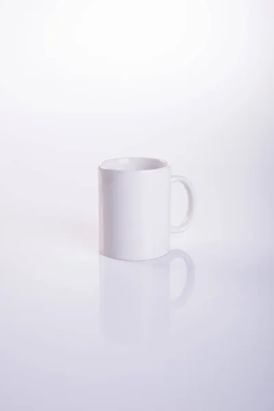 Cup of keramische mok op de achtergrond. — Stockfoto