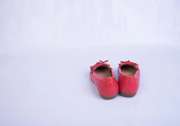 Chaussure ou couleur rouge chaussures femme sur fond . — Photo