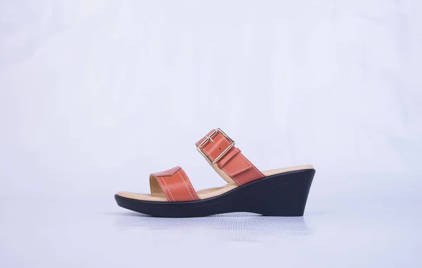 Sapato ou marrom cor casual mulher sapatos em um fundo . — Fotografia de Stock