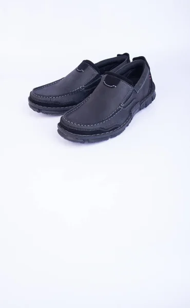 Scarpe o scarpe da uomo di colore nero su uno sfondo . — Foto Stock