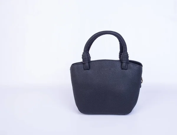 Τσάντα ή γυναικεία τσάντα μαύρο χρώμα σε φόντο. — Φωτογραφία Αρχείου