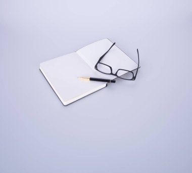 defter ile gözlük ve kalem blackground üzerinde.