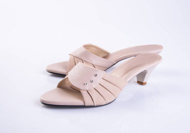 Ayakkabı veya bir arka plan üzerinde kahverengi renk casual kadın ayakkabı.