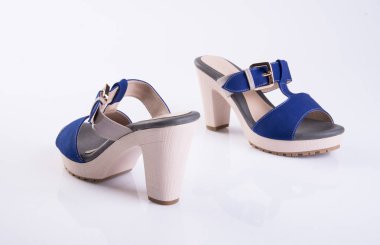 bir arka plan üzerinde ayakkabı ya da mavi renkli Bayan ayakkabıları.