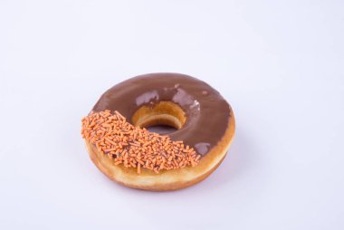 çörek veya bir arka plan üzerinde çikolatalı çörek.