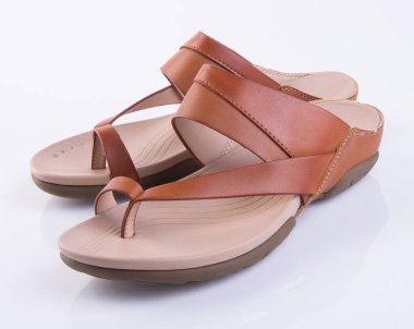 Ayakkabı veya bir arka plan üzerinde kahverengi renk casual kadın ayakkabı.