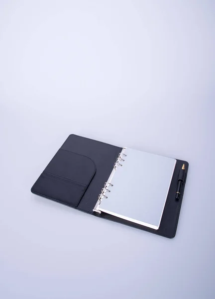 Napló, vagy nyitott bőr notebook a háttérben. — Stock Fotó